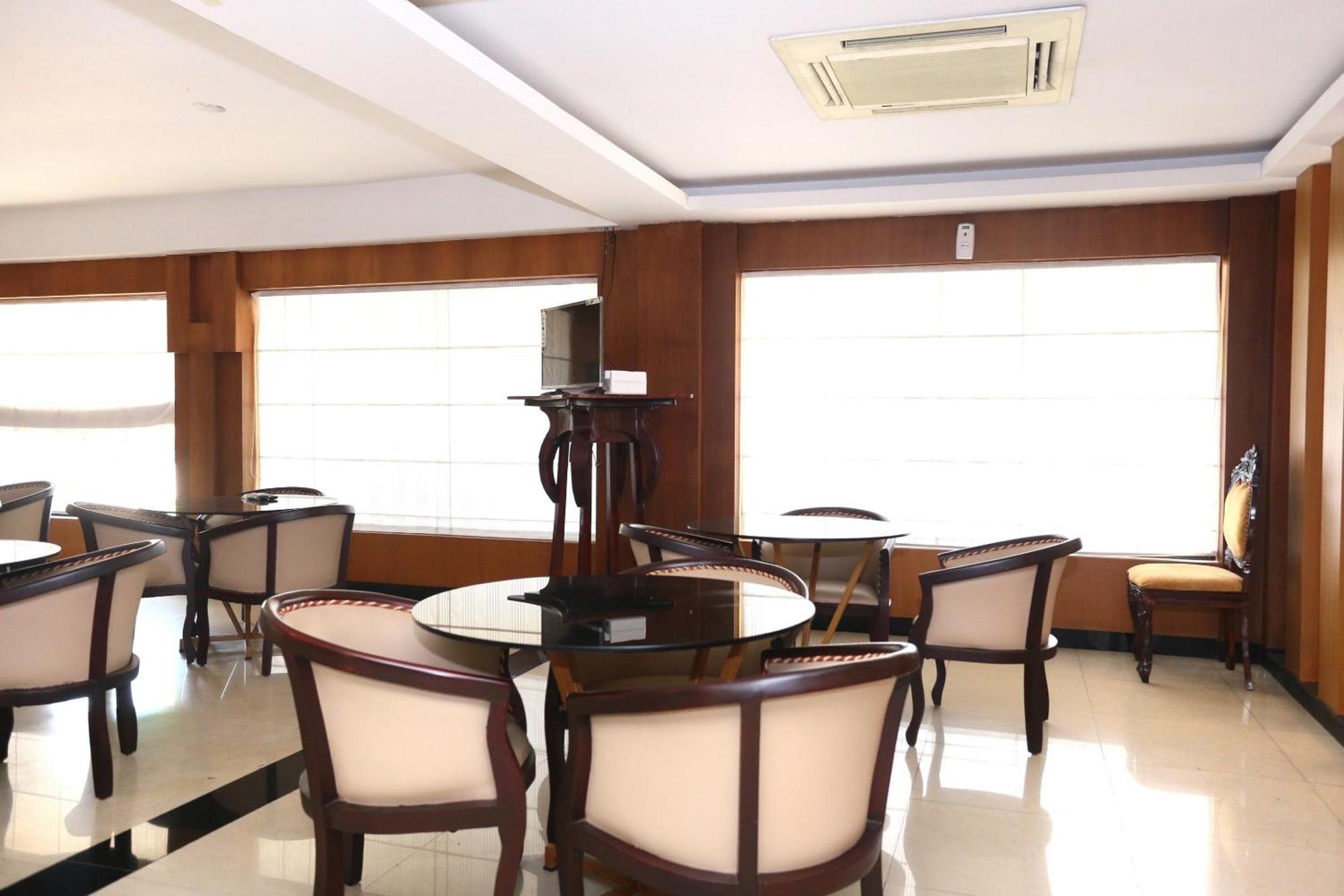 Super Townhouse Dona Castle Hotel Kollam Buitenkant foto