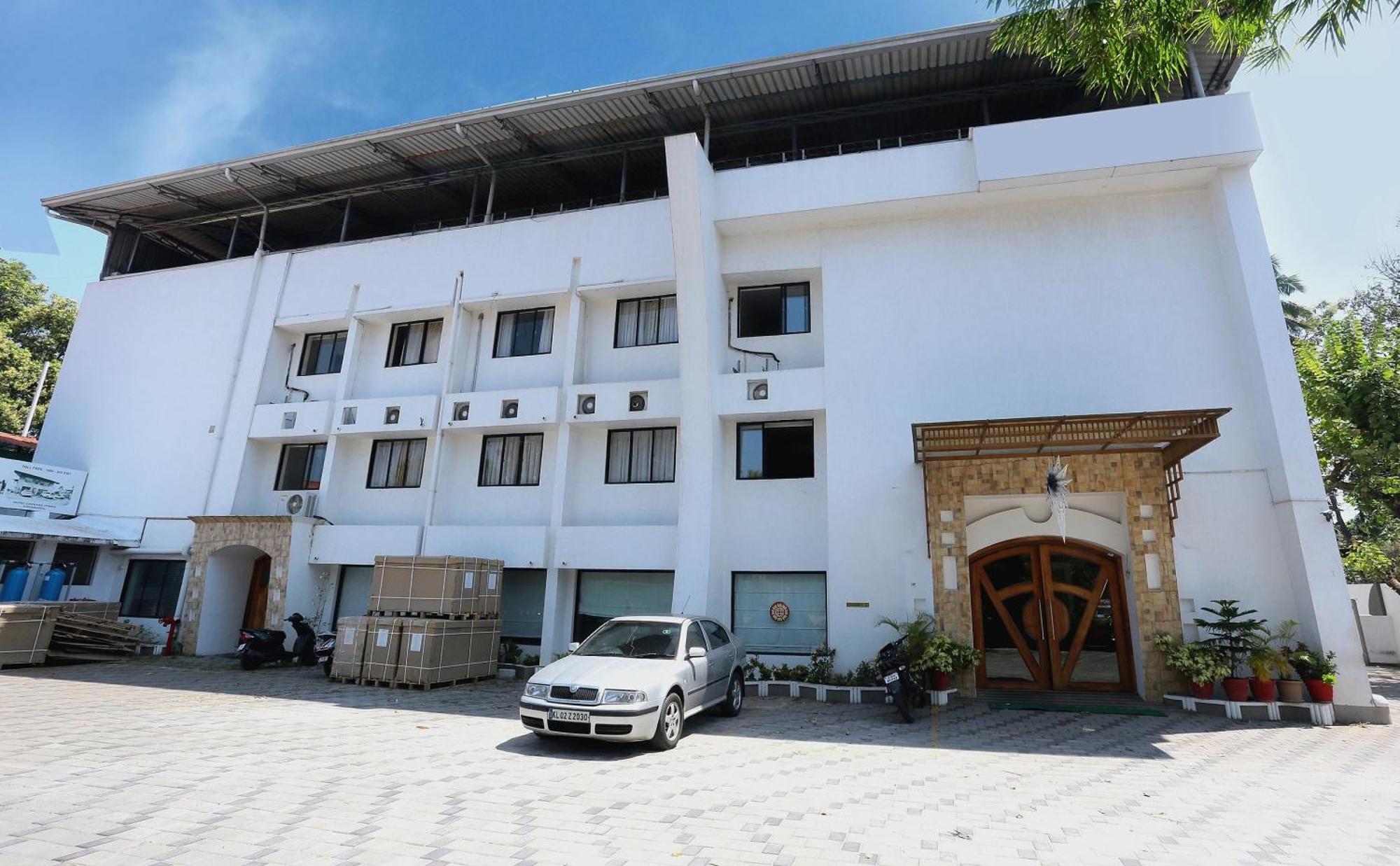 Super Townhouse Dona Castle Hotel Kollam Buitenkant foto